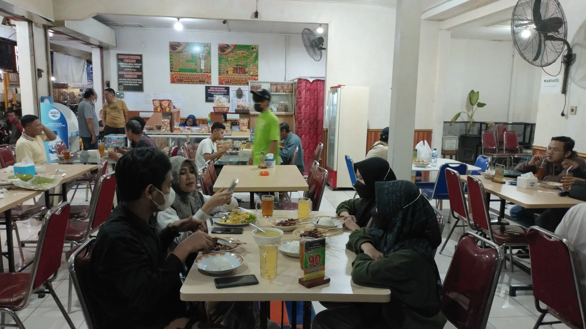 火车站对面的传奇羊肉，连不吃羊的都被征服？但…先做好排队准备！ 2