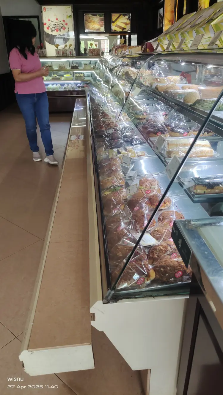 Holland Bakery - Metro Sudirman 6