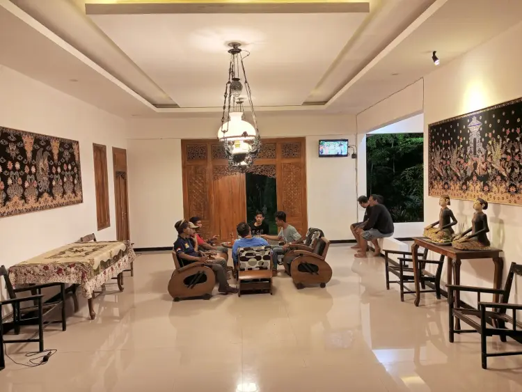 NDALEM DEWOBROTO CAFE & RESTO 1