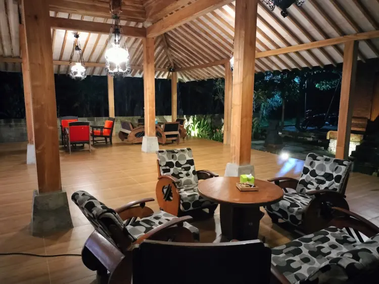 NDALEM DEWOBROTO CAFE & RESTO 2