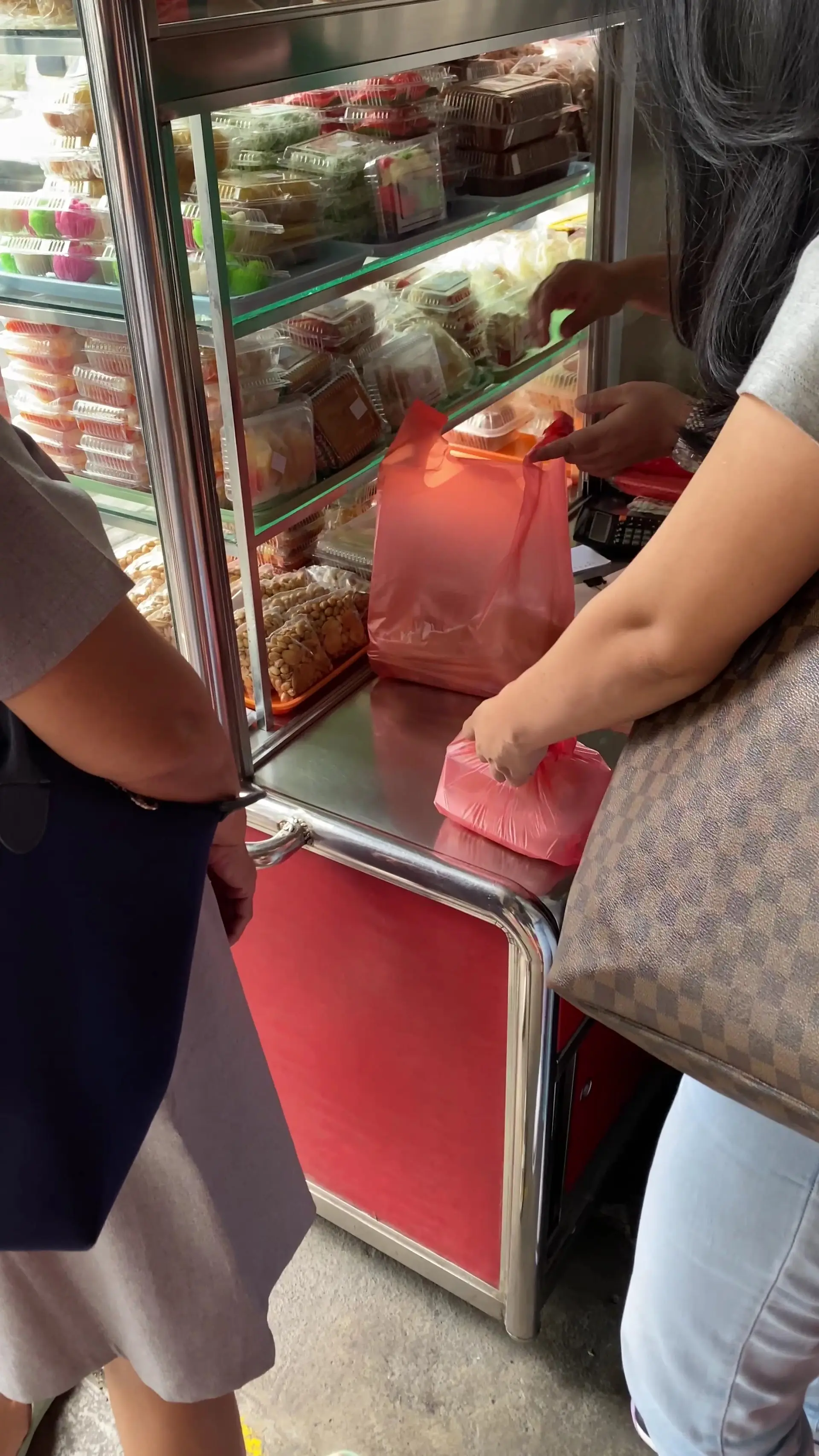 Surabaya's Hyped Legendary Old Shop: Still Worth the Queue? 4