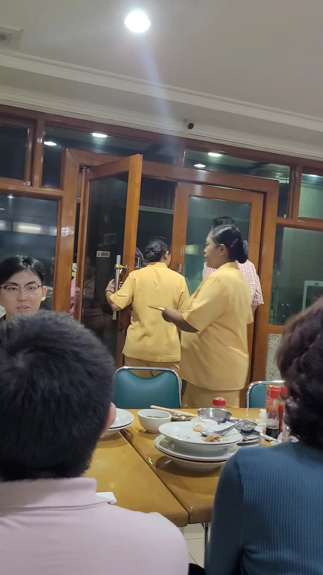 Surabaya's Hyped Legendary Old Shop: Still Worth the Queue? 3