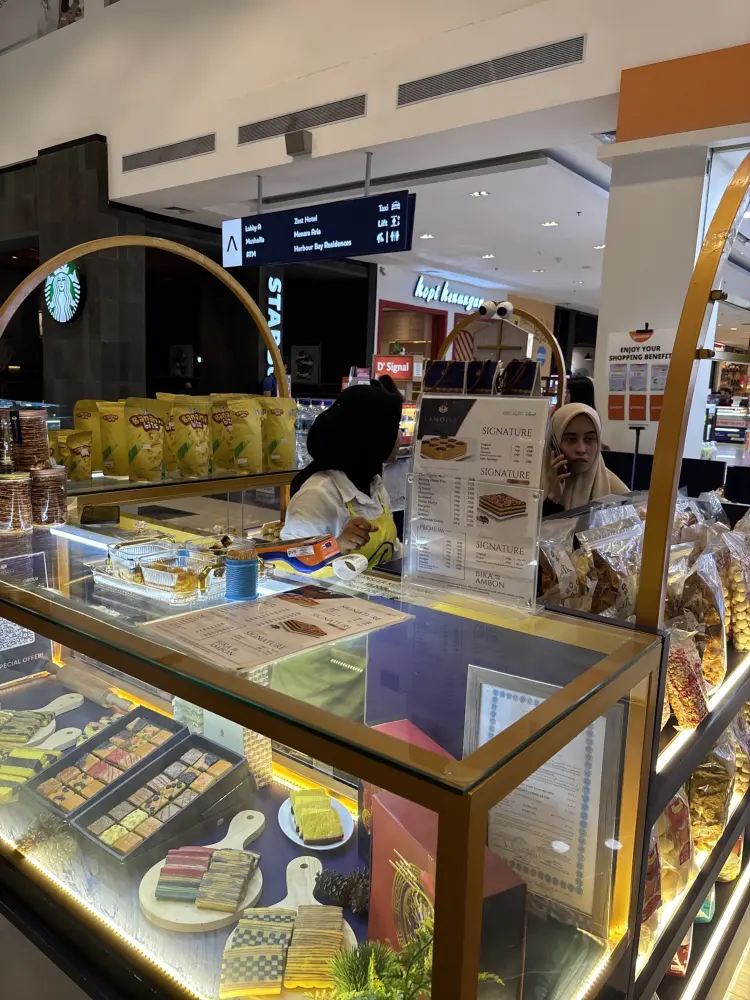 5.0 stars on Google, what's the deal with this Wharf Layer Cake?