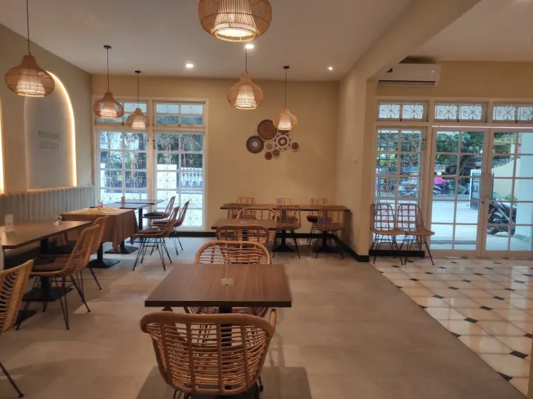 Mister Mayor Cafe & Resto 10