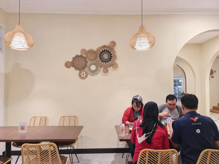 Mister Mayor Cafe & Resto 7