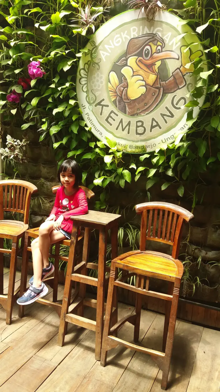 Siapa bilang Angkringan cuma di pinggir jalan? Yang ini langsung buka di kebun raya