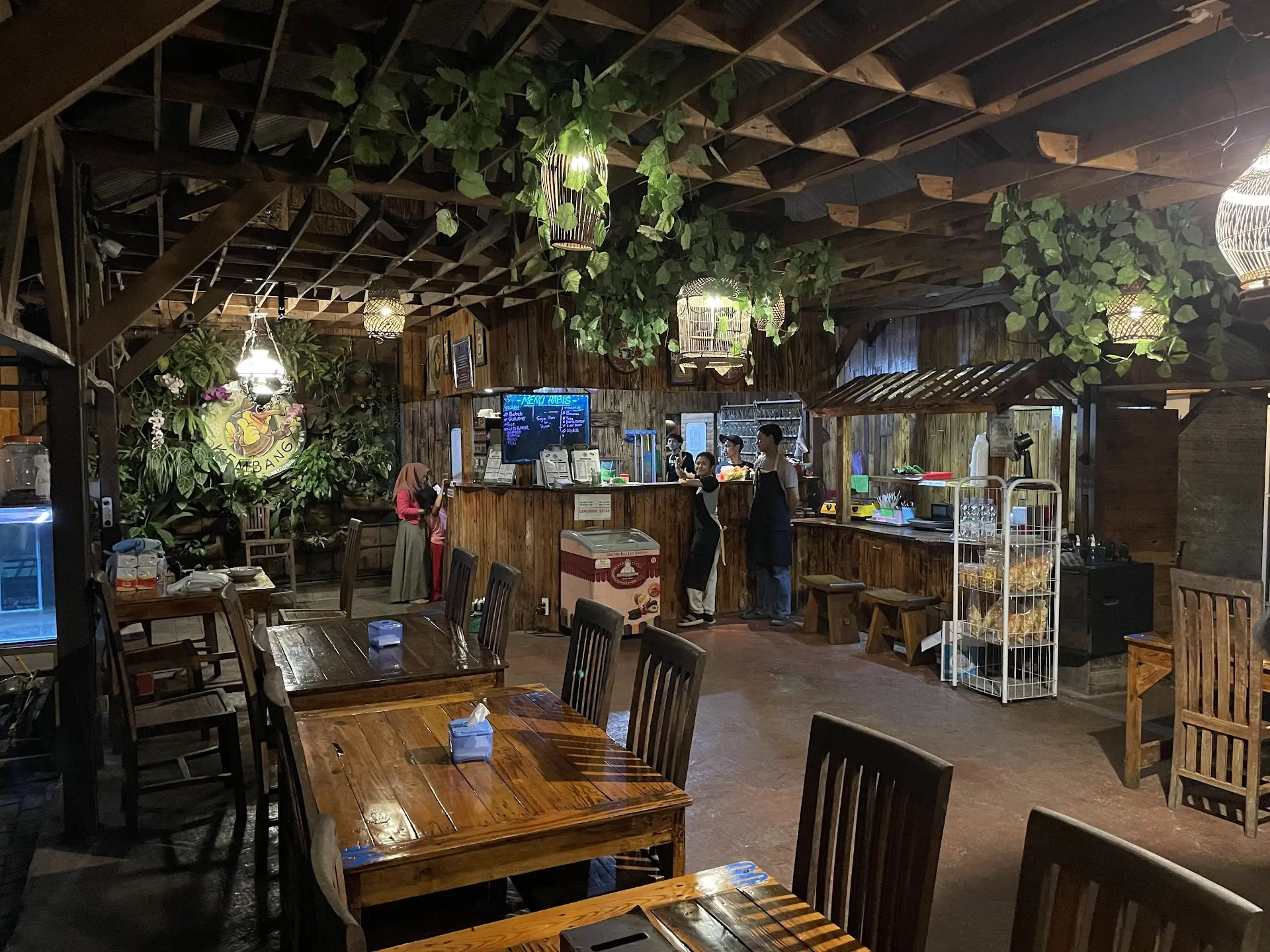 Siapa bilang Angkringan cuma di pinggir jalan? Yang ini langsung buka di kebun raya 6