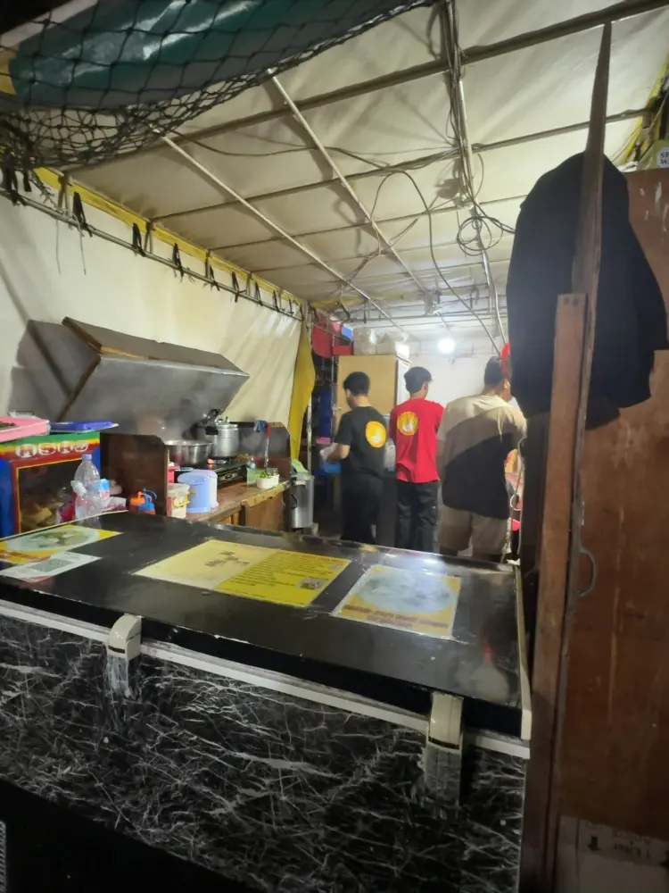 10k Per Person, Trains Overhead: A Perfect Score for this Under-the-Bridge Bakso in Jakarta