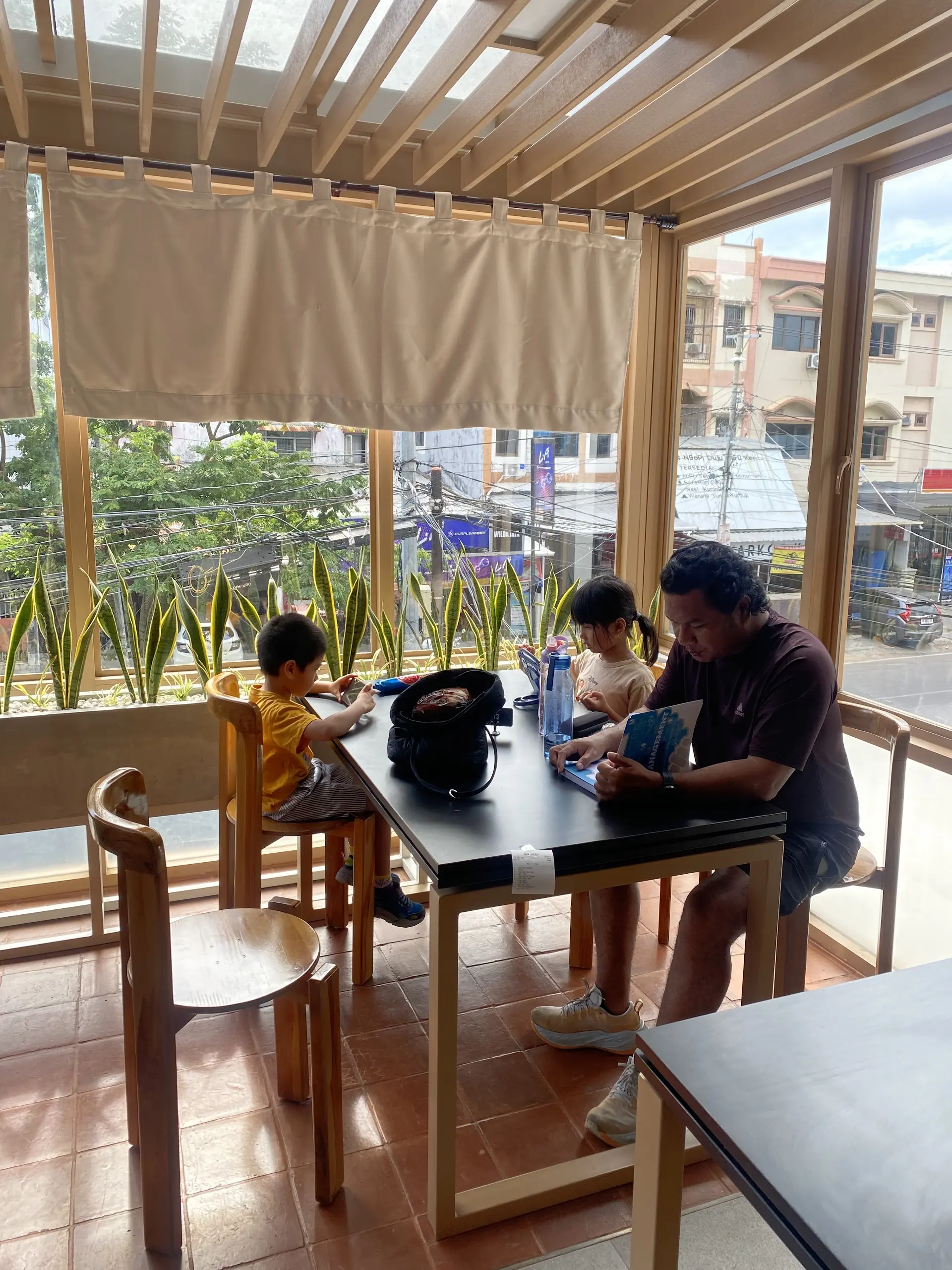 This Makassar spot is Anjay! No laptops on weekends, what kind of move is that? 2