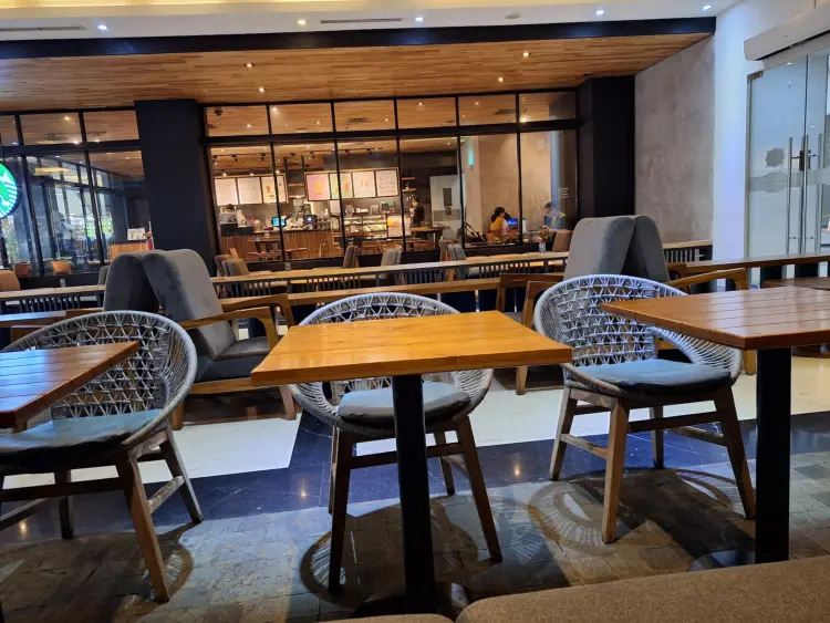 Polly Cafe Foodcentrum 9