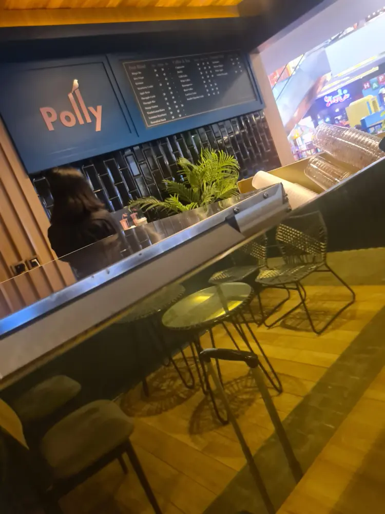 Polly Cafe Foodcentrum 7