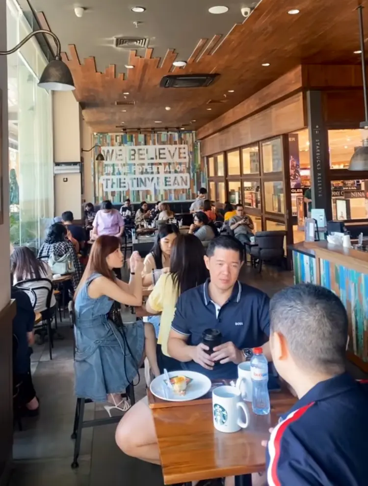 Starbucks - Galaxy Mall 2 8