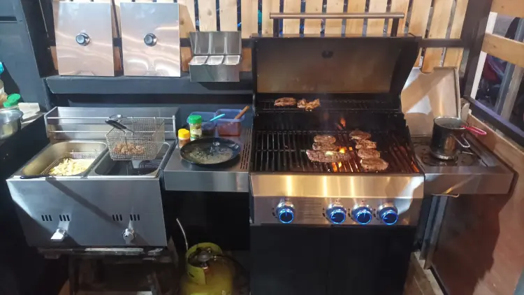 Bee Steak (Beef & Chicken Steak) 4