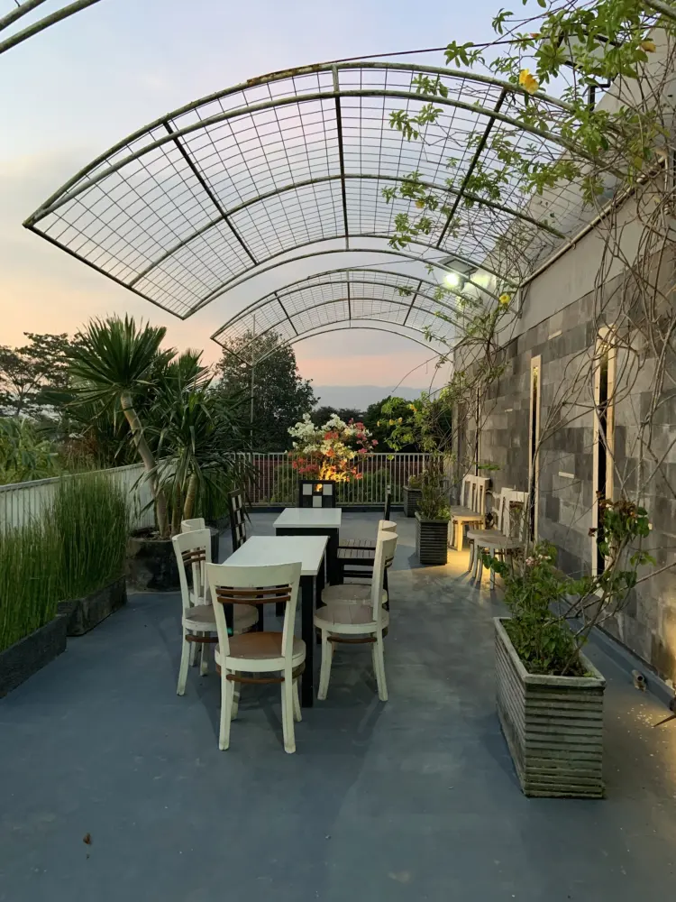 Orilla Cafe & Resto 3