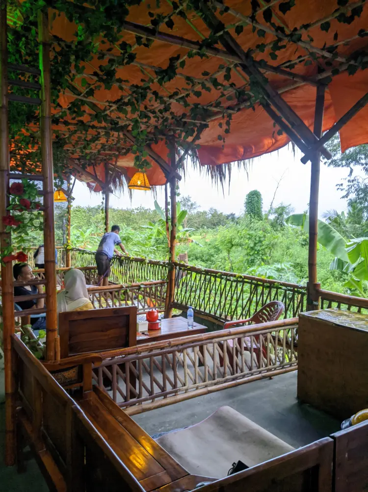 Cafe Lesehan mak tun 1