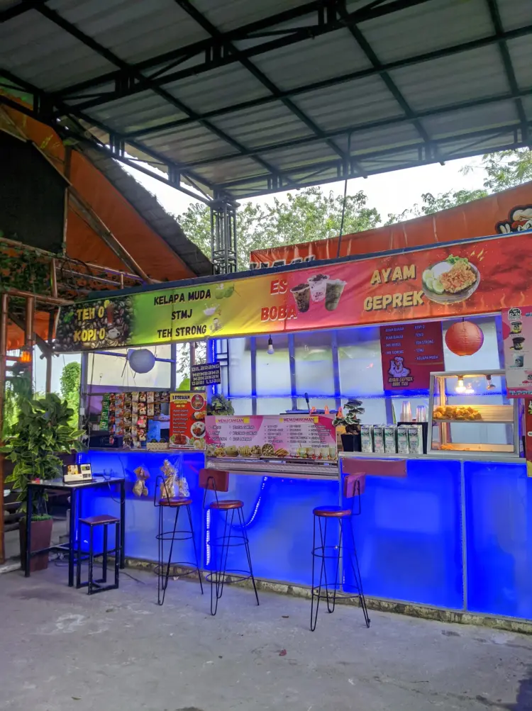 Cafe Lesehan mak tun 5