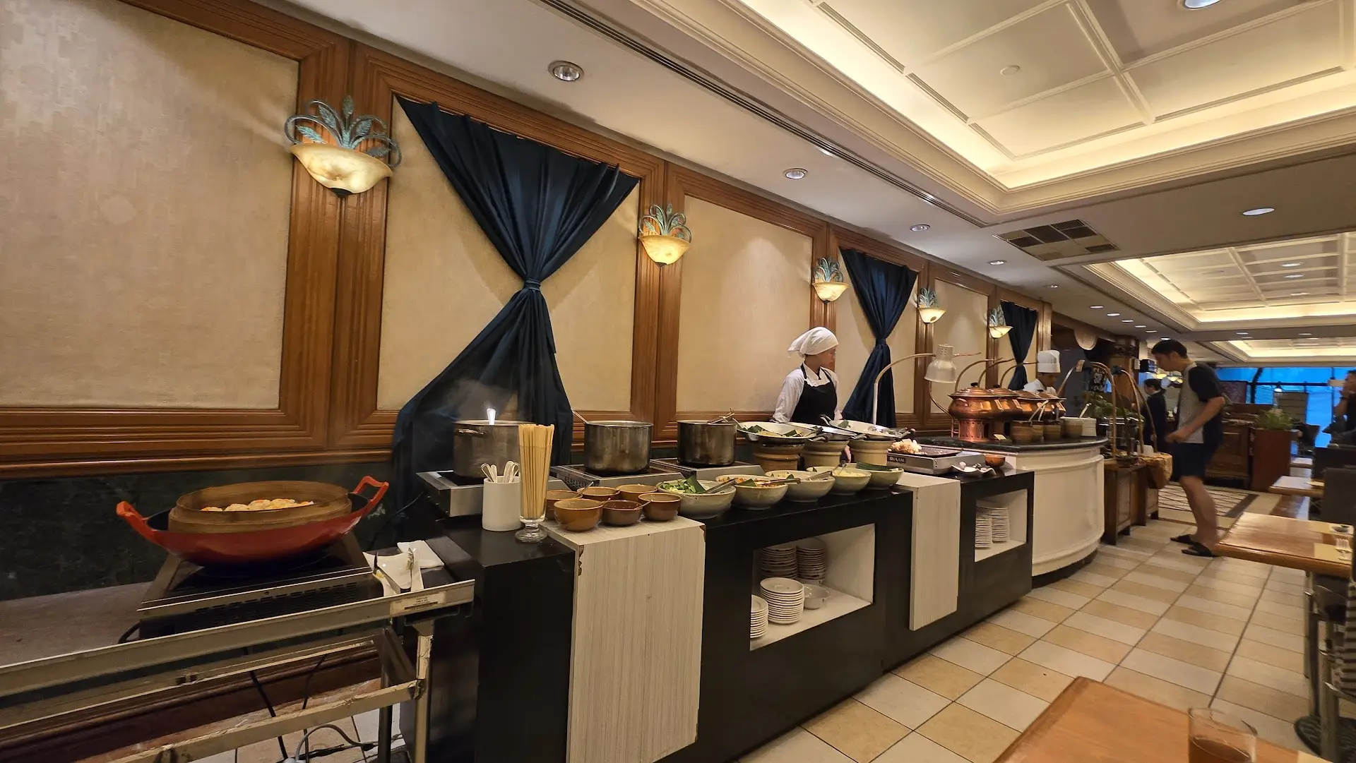 别被这70年代风劝退，雅加达这家酒店自助的牛尾汤真香！ 4