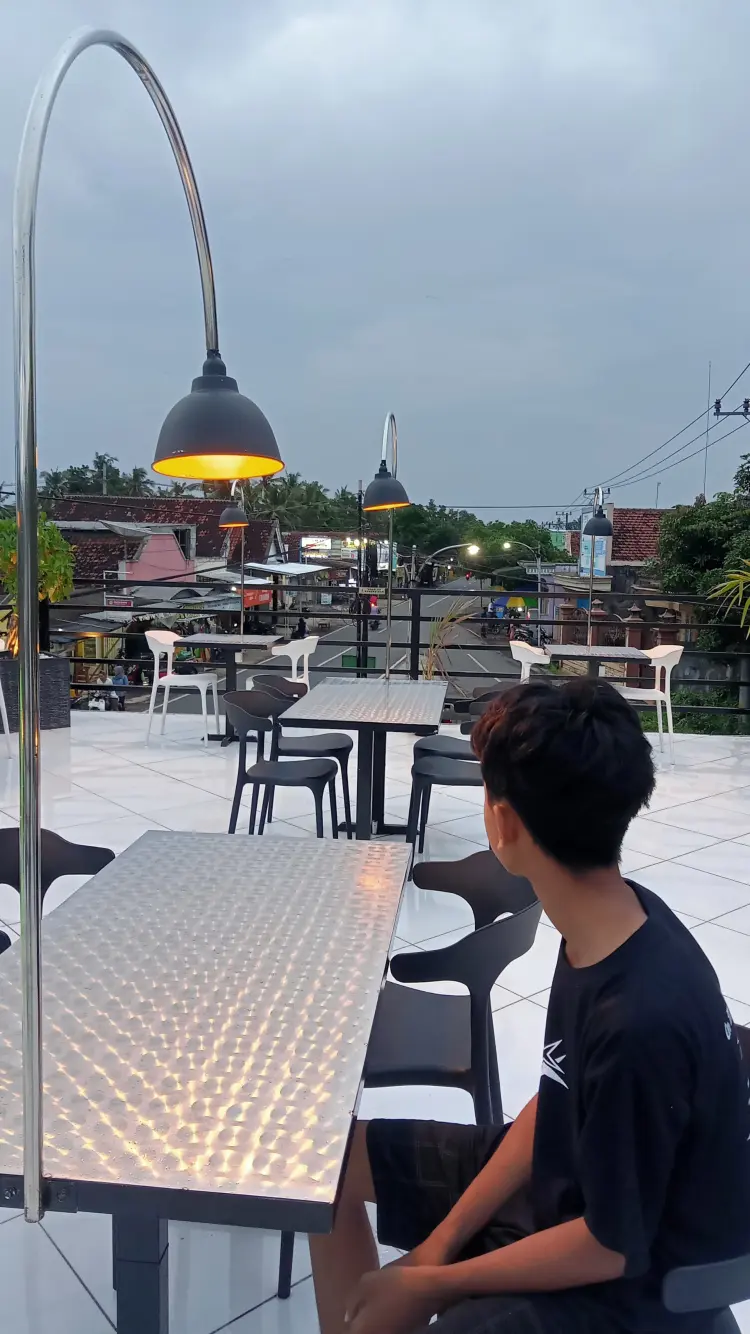 ICON UTAMA CAFE & RESTO (Panglima Xpait) 3