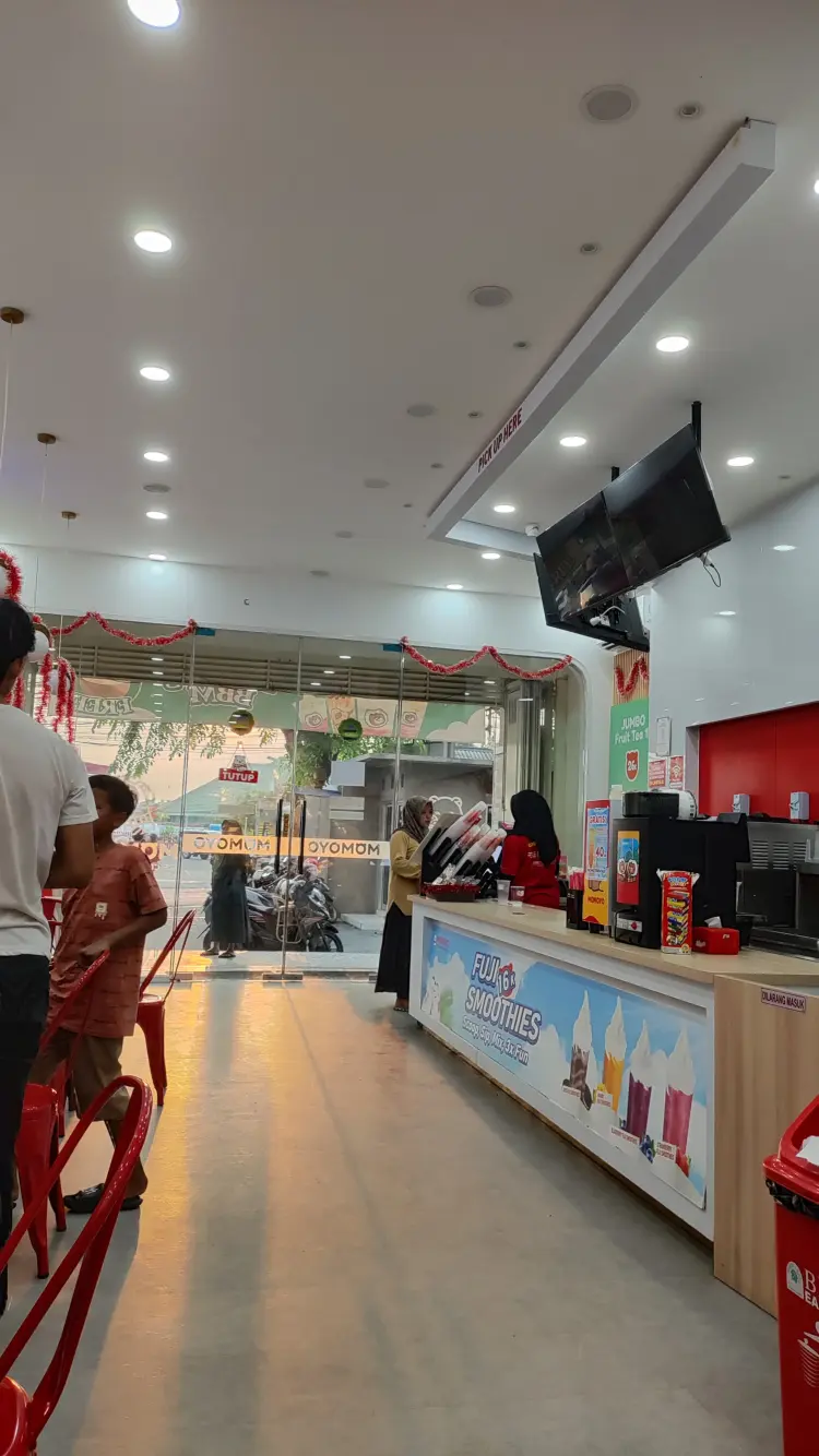 Momoyo Ice Cream & Fruit Tea Medono Pekalongan 8