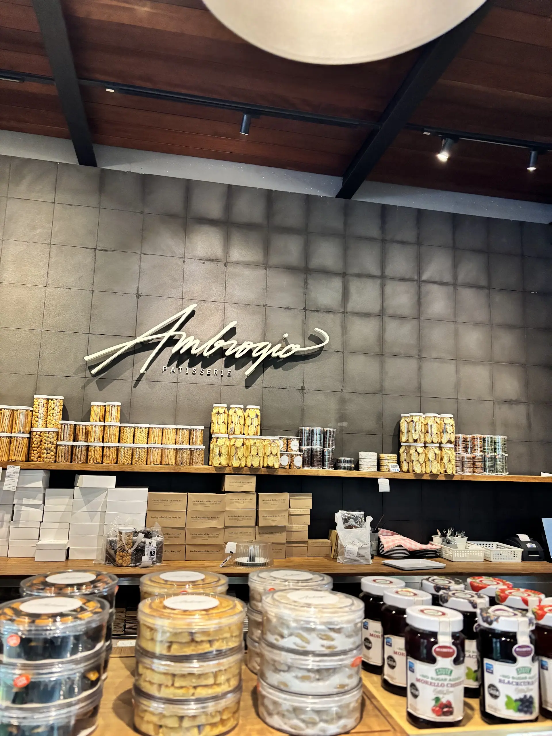 Bandung: God-Tier Desserts, but the Main Courses Almost Sent Me Away? 🤔 4