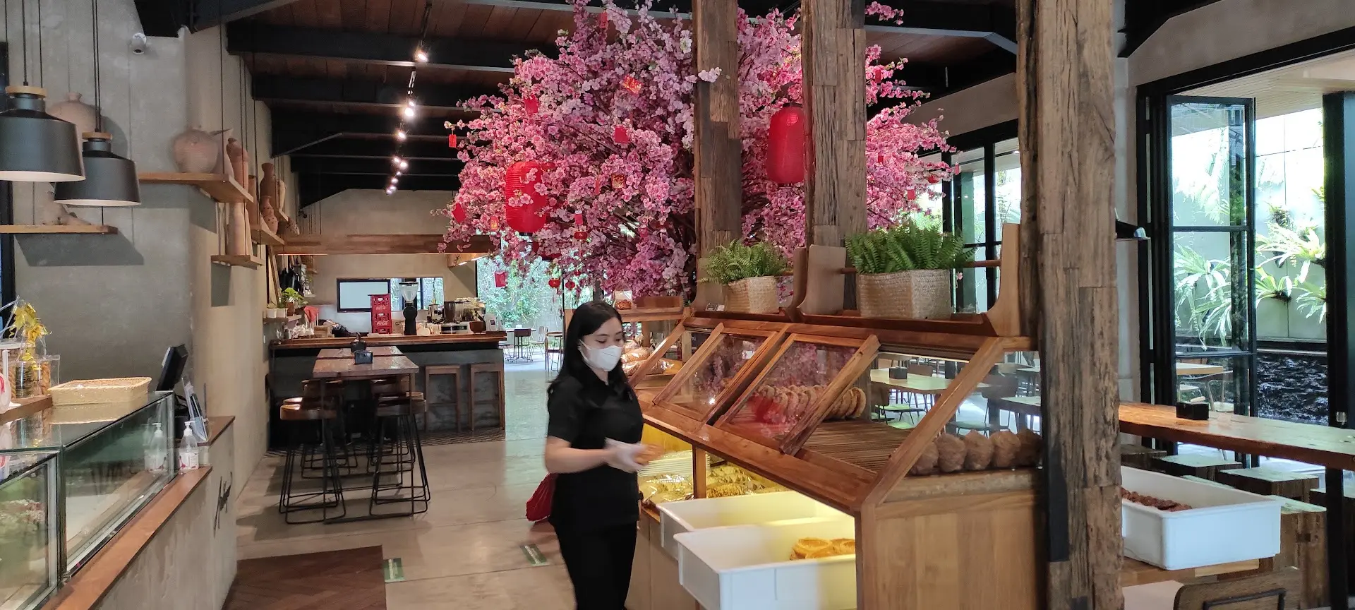 Bandung: God-Tier Desserts, but the Main Courses Almost Sent Me Away? 🤔 3