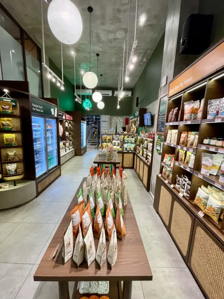 Burgreens Flagship Menteng - Healthy Plant-Based Eatery 8