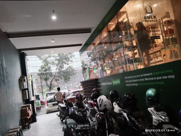 Burgreens Flagship Menteng - Healthy Plant-Based Eatery 4