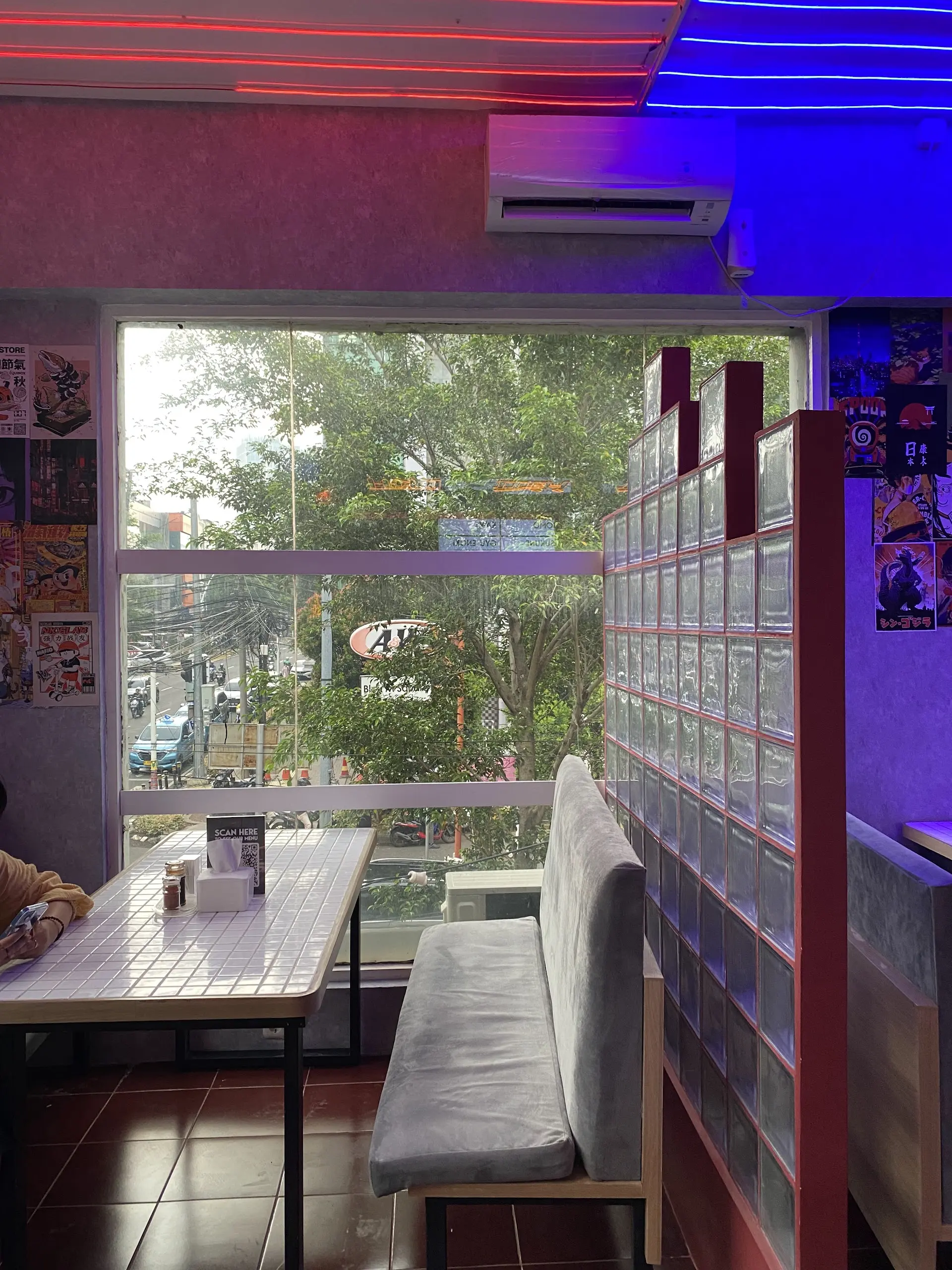 Anjay, vibe izakaya cyberpunk di Jakarta ini mantap! Tapi setengah menunya zonk… 1