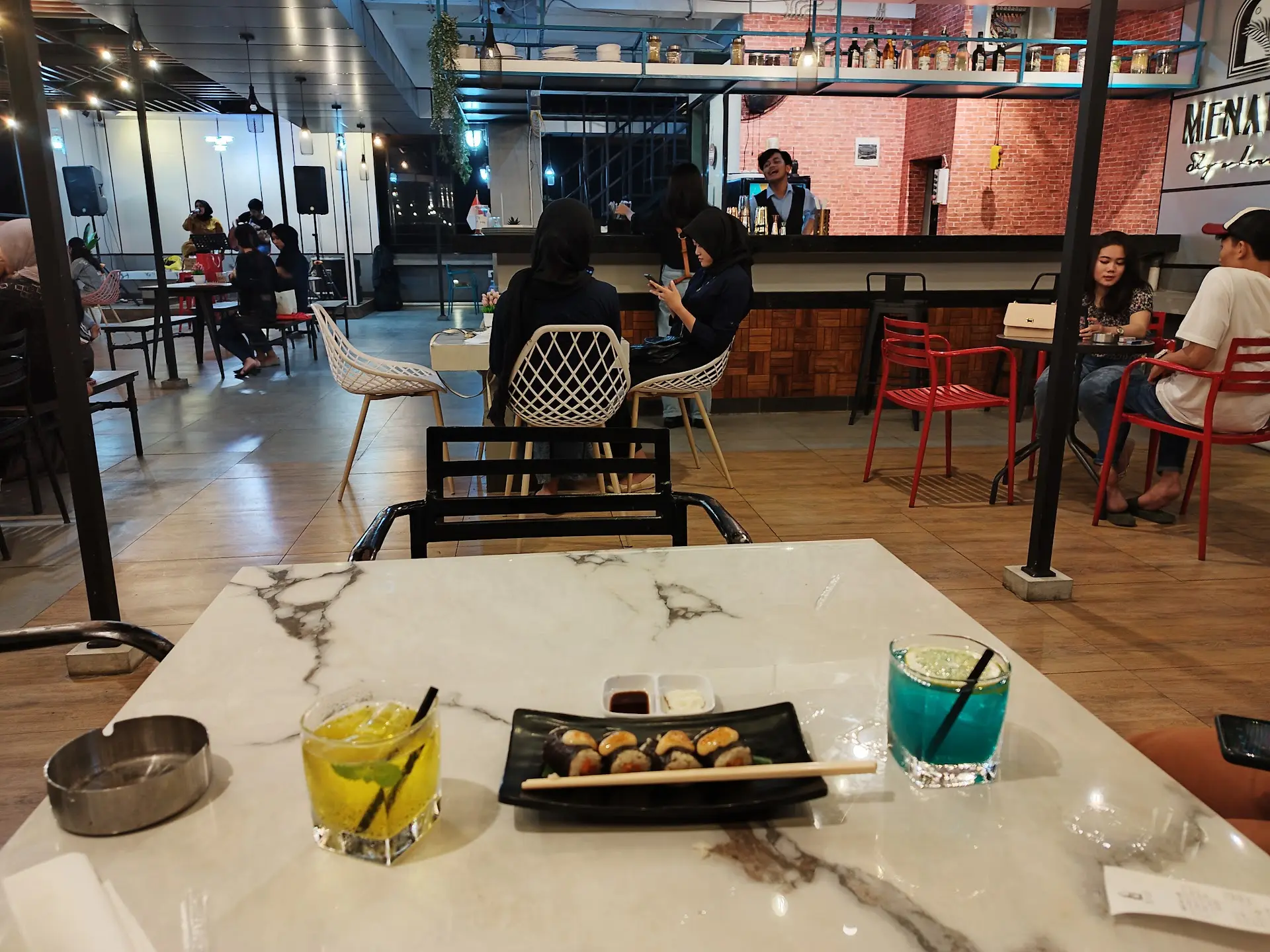 Menu keliatan murah, pas bayar nambah 35%? Tempat nongkrong baru di Jaktim ini ada-ada aja 1