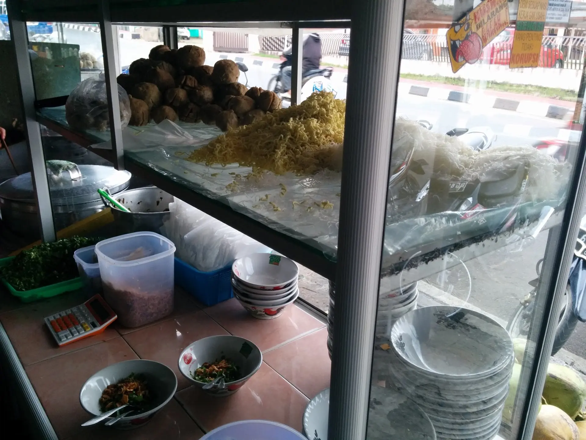 ¥8 per person for meatballs bigger than tennis balls? This Palembang institution is wild 1