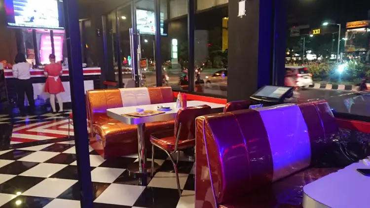 Double Decker Casual Dining 6