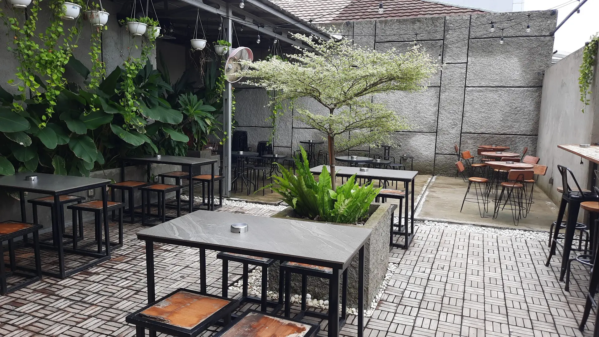 Remote Workers! This West Jakarta Cafe Has Plenty of Sockets, but the AC Might Be Lacking... 2