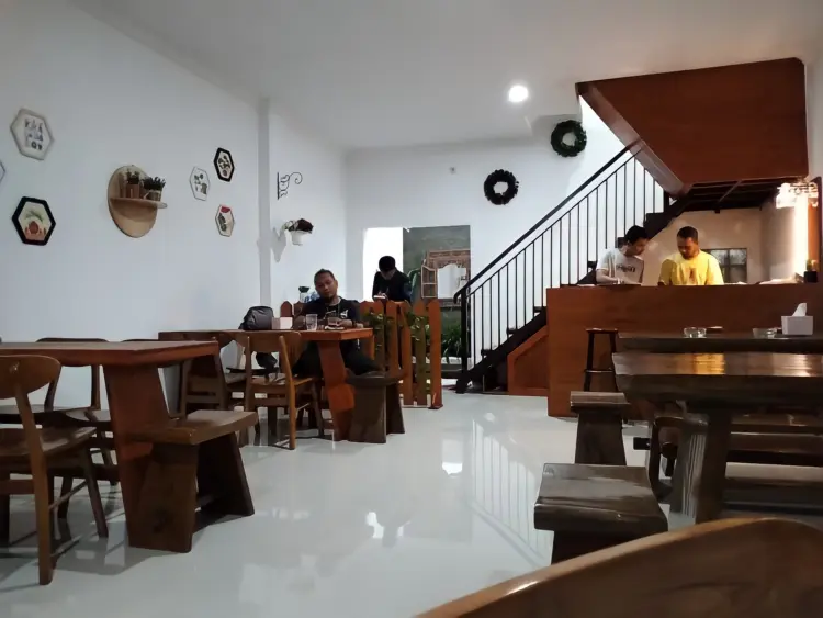 Yona's Cafe Surade 3