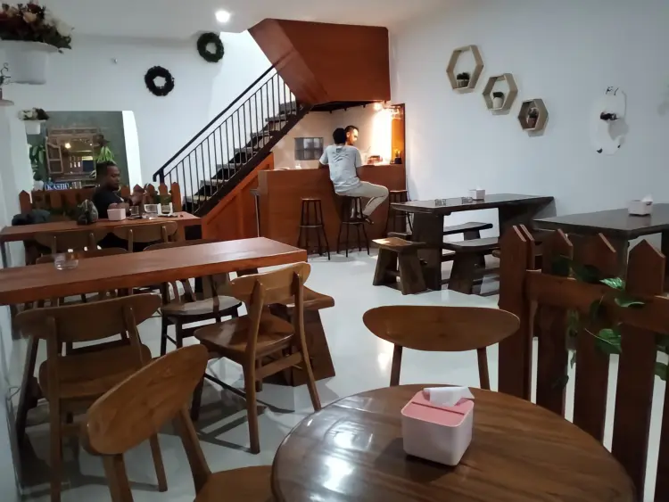 Yona's Cafe Surade 4