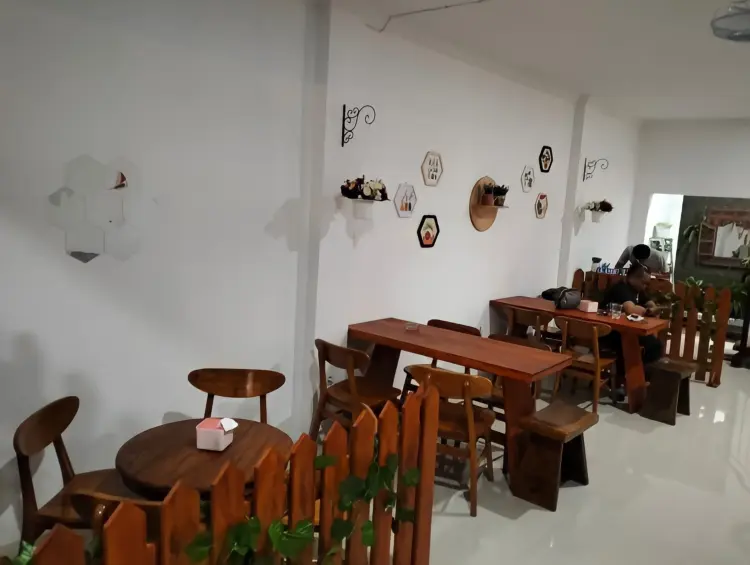 Yona's Cafe Surade 5