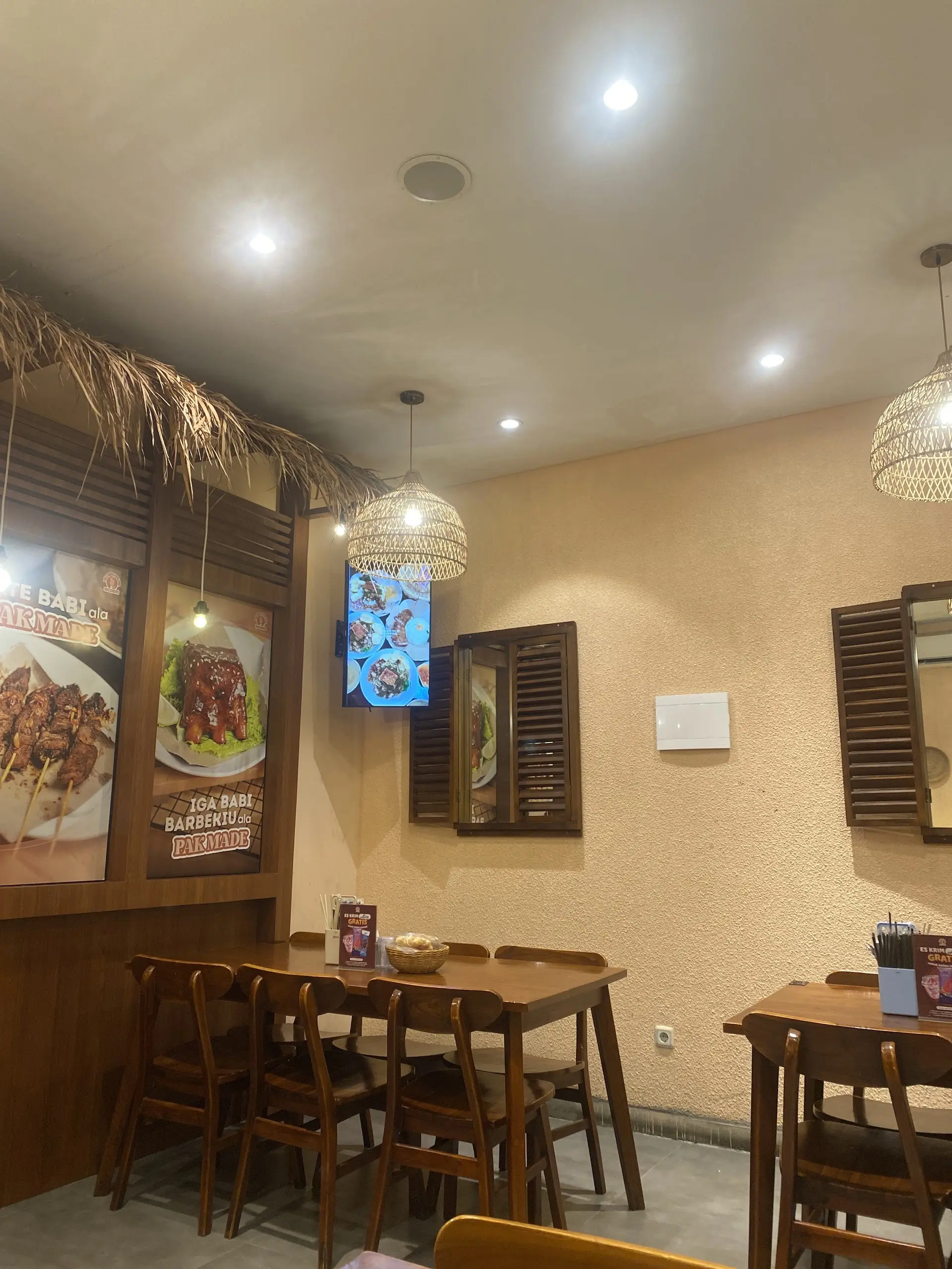 Who says you need Bali for roast pork rice? This Tangerang spot is rebelliously changing the game 5