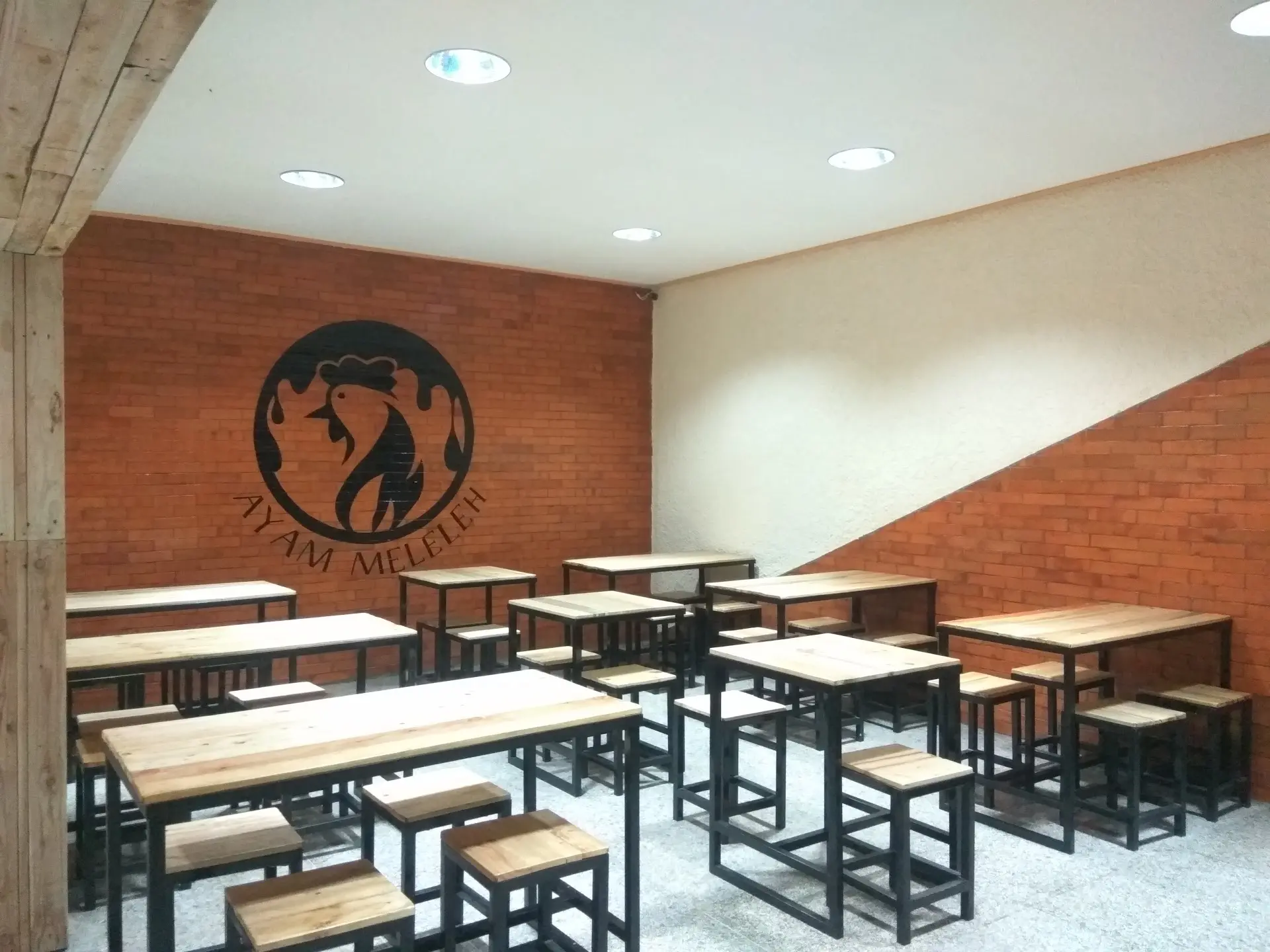 25k就吃了块“炭”？雅加达这家高分炸鸡我真的会谢！ 3