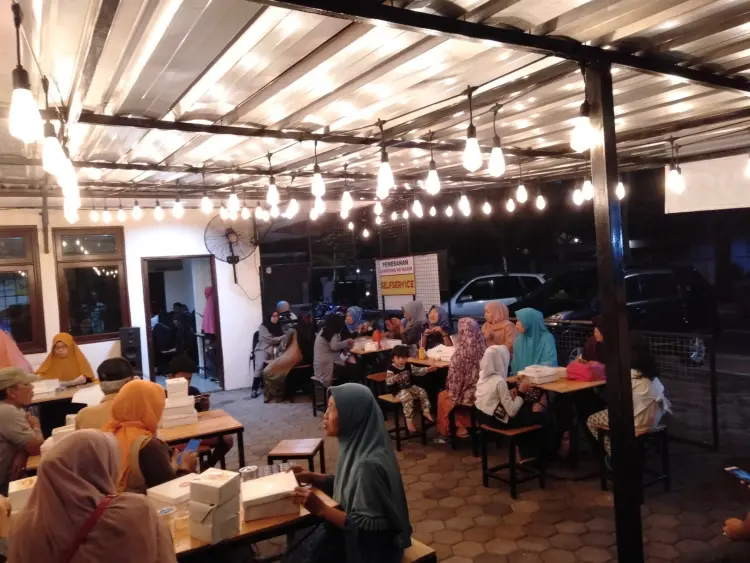 25k就吃了块“炭”？雅加达这家高分炸鸡我真的会谢！