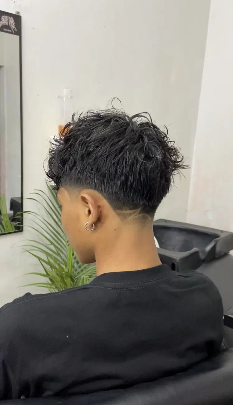 STRAWLESS BARBER & STUDIO 1