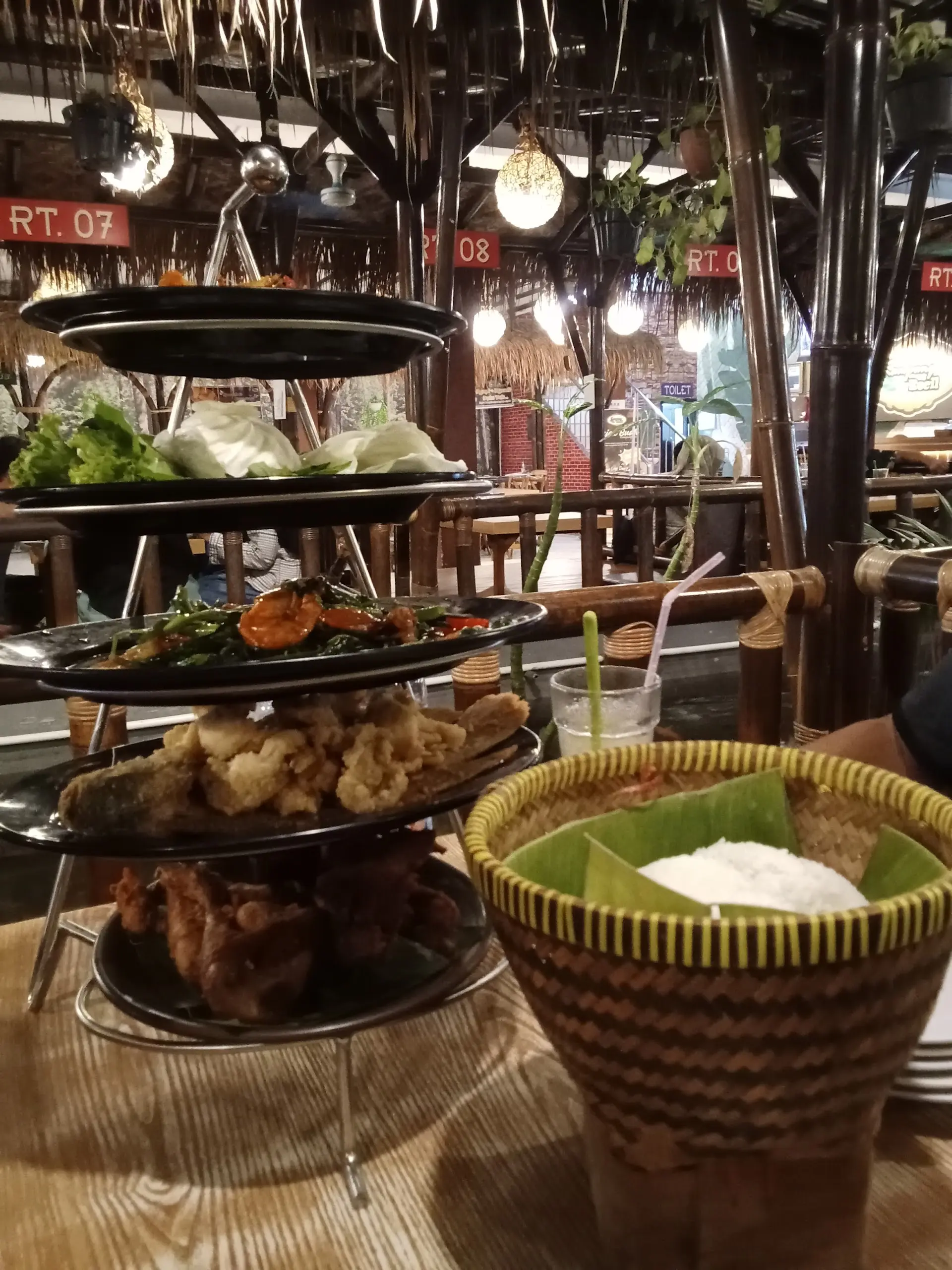 Per orang gak nyampe 50k, makanan Sunda yang didatengin Pak Jokowi ini emang semantap apa sih? 1