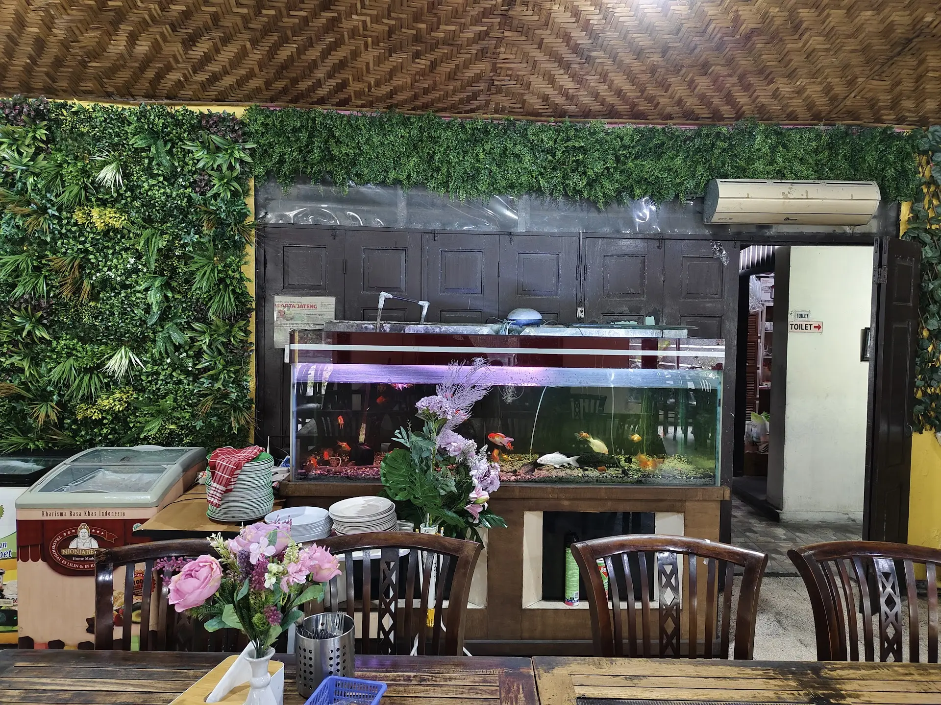 Anjay, para penggila kepiting! Wajib banget kunci spot mantap di Semarang ini di itinerary lo 8