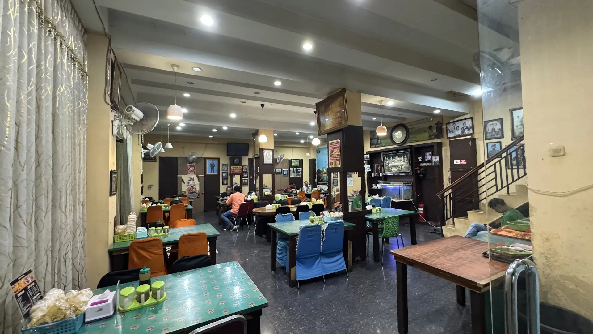 Late-night food hunters, assemble! Even flight attendants are lining up for this legendary Makassar eatery. 2