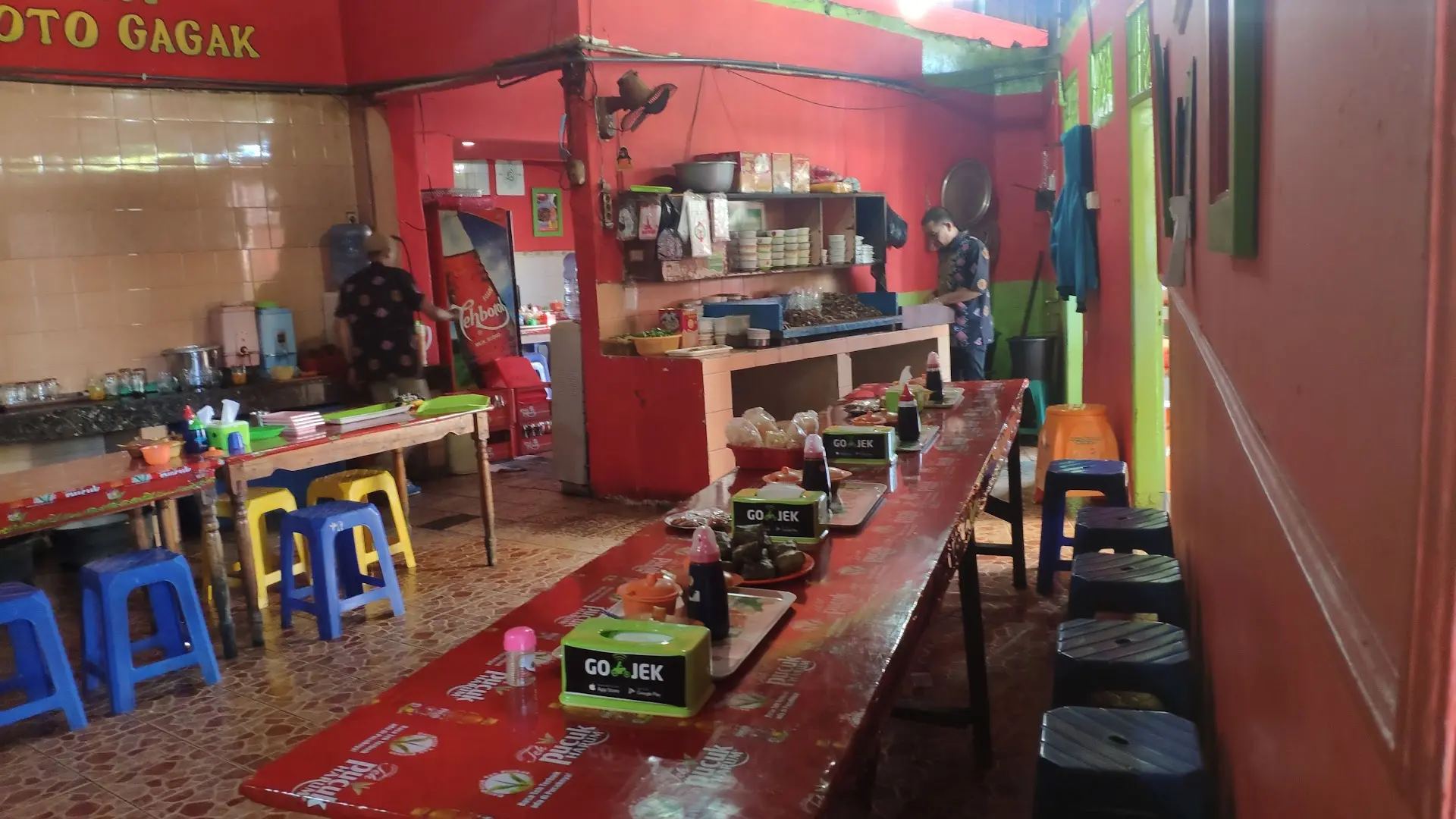 Late-night food hunters, assemble! Even flight attendants are lining up for this legendary Makassar eatery. 1