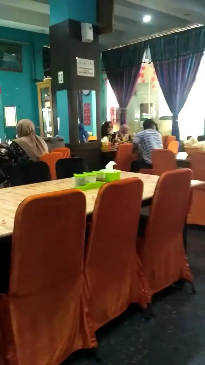 Late-night food hunters, assemble! Even flight attendants are lining up for this legendary Makassar eatery. 3