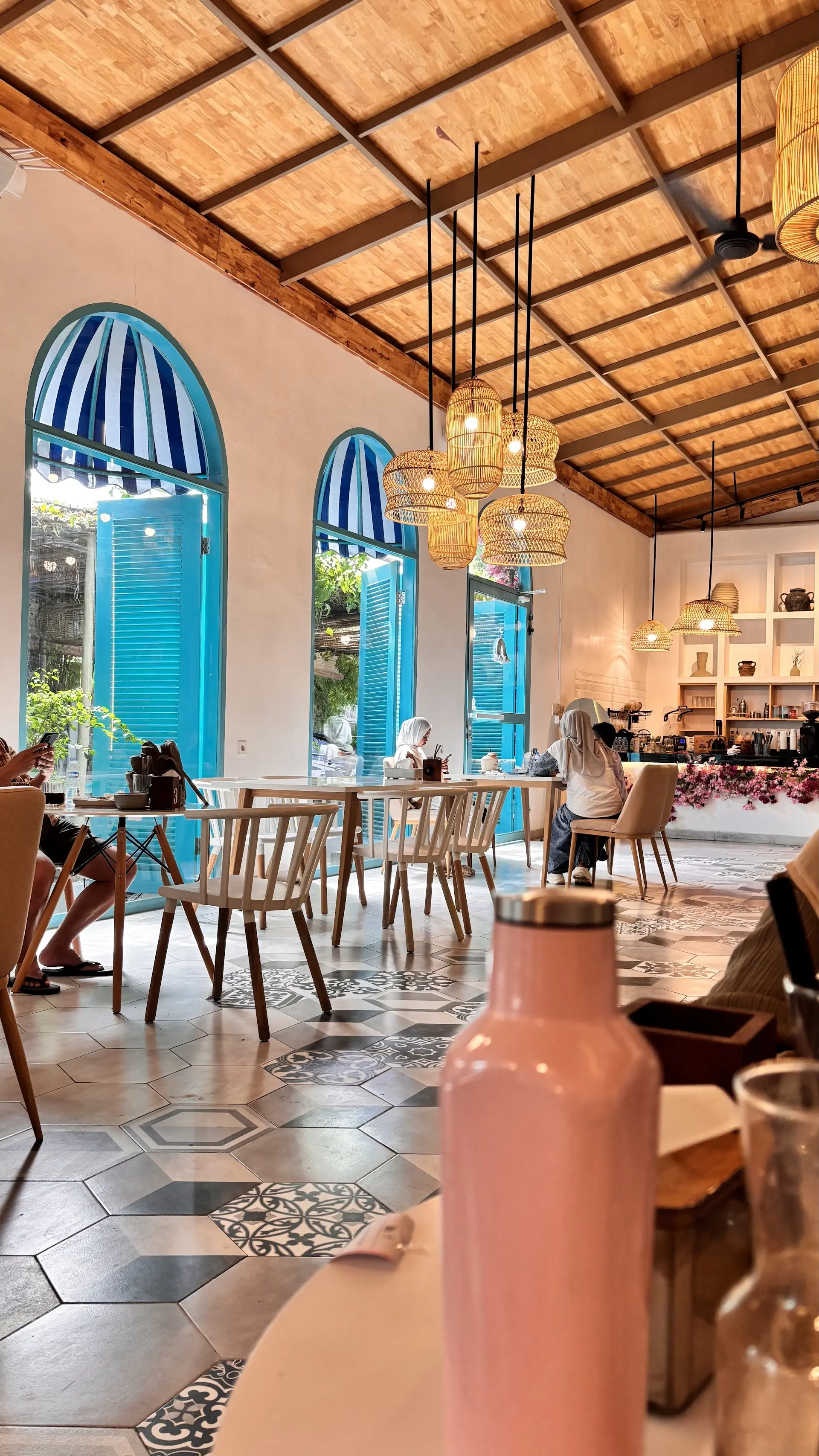 Foto-foto 1 jam, nunggu makanan 1 jam. Kafe Santorini versi Lokal di Medan ini, enaknya dipuji atau dikomplain ya? 1