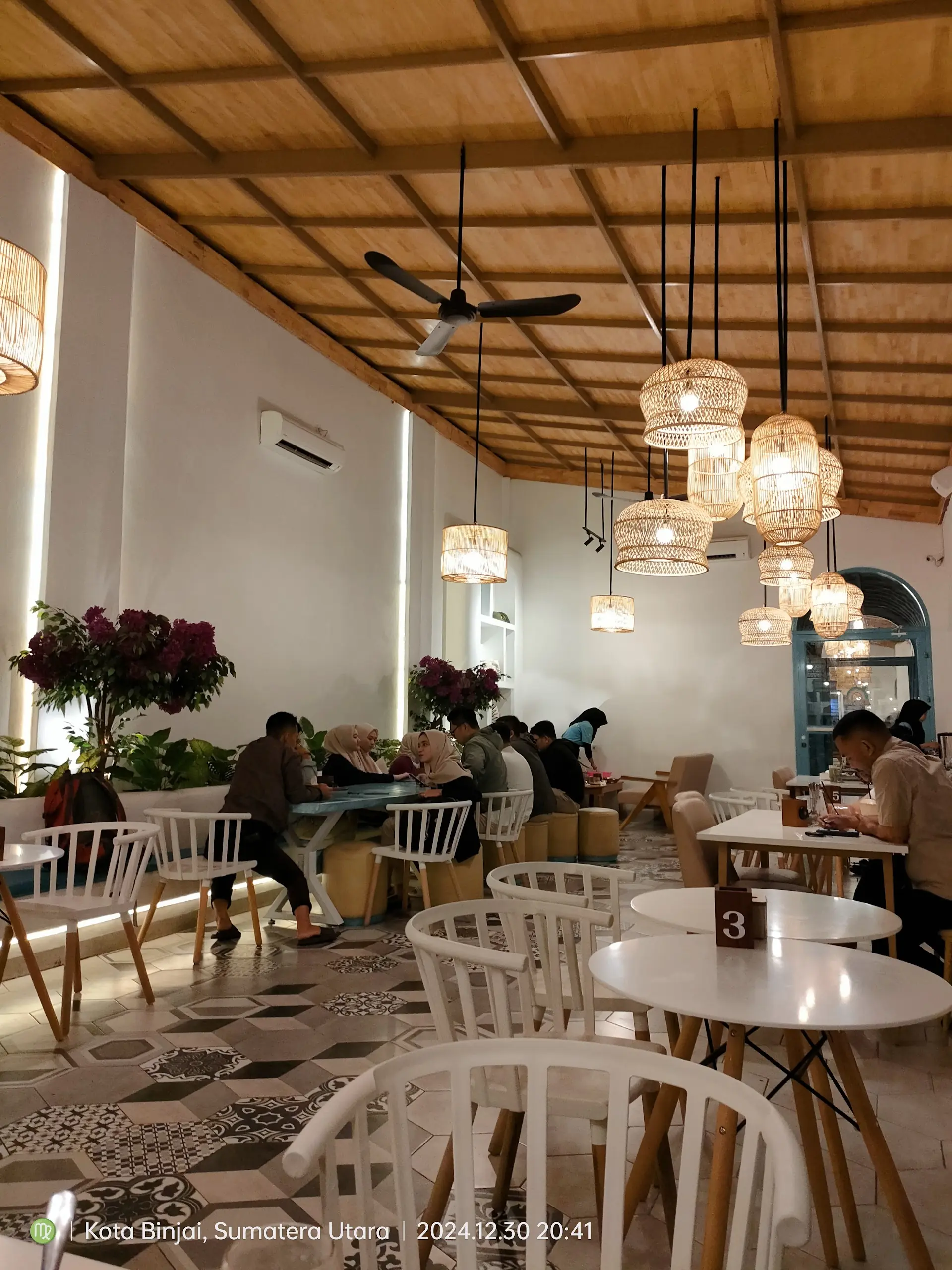 Foto-foto 1 jam, nunggu makanan 1 jam. Kafe Santorini versi Lokal di Medan ini, enaknya dipuji atau dikomplain ya? 4