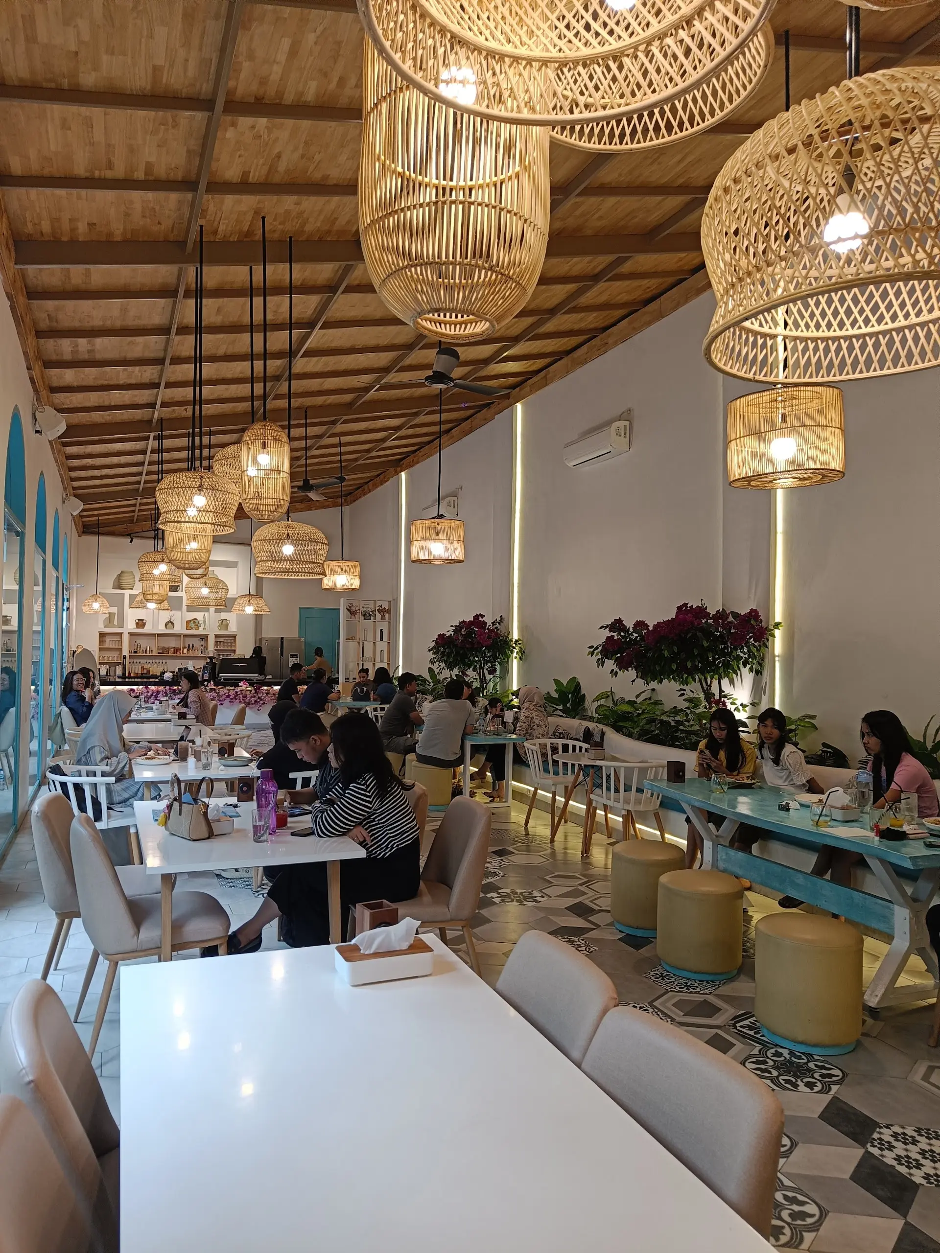 Foto-foto 1 jam, nunggu makanan 1 jam. Kafe Santorini versi Lokal di Medan ini, enaknya dipuji atau dikomplain ya? 3