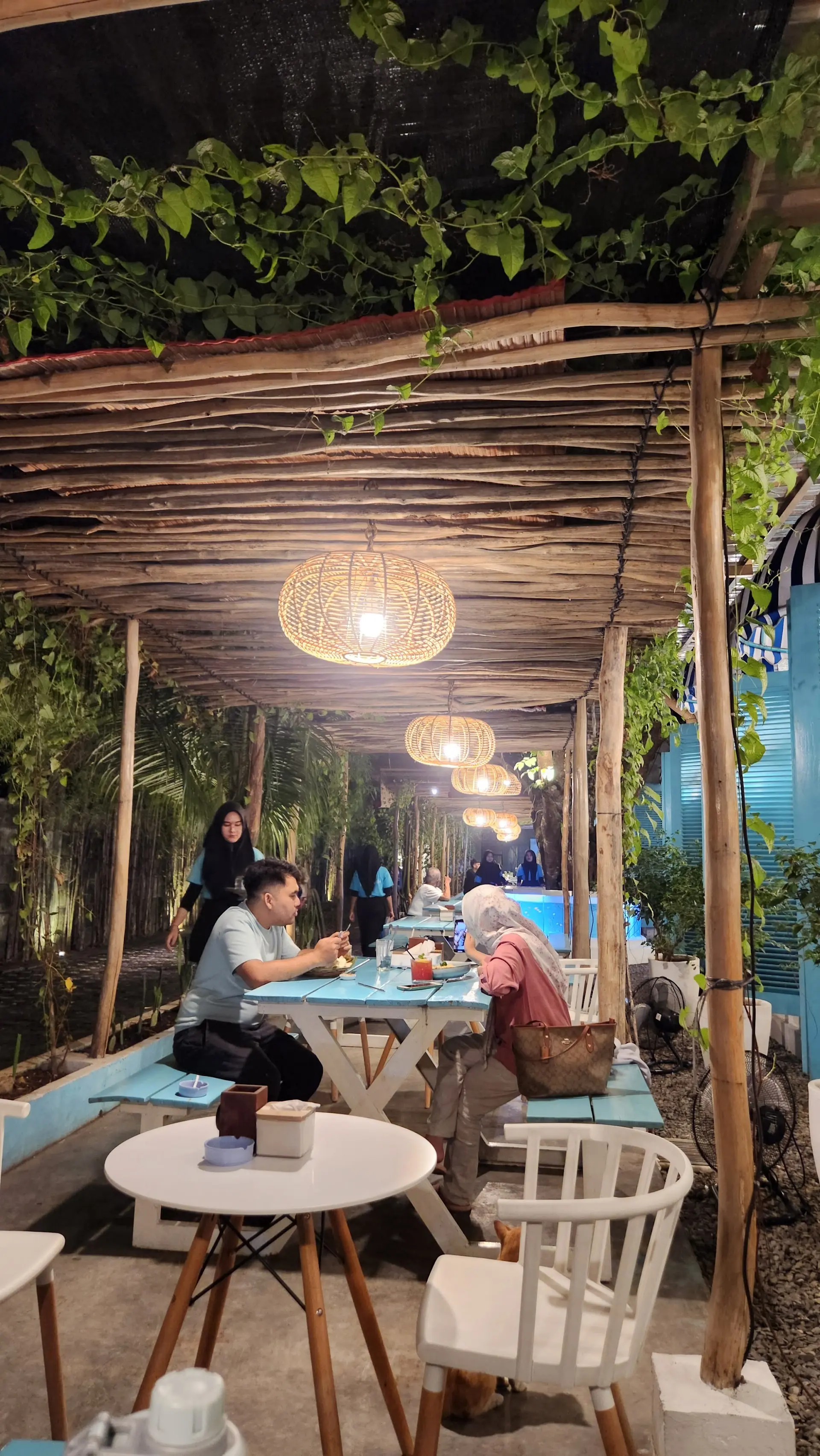 Foto-foto 1 jam, nunggu makanan 1 jam. Kafe Santorini versi Lokal di Medan ini, enaknya dipuji atau dikomplain ya? 2