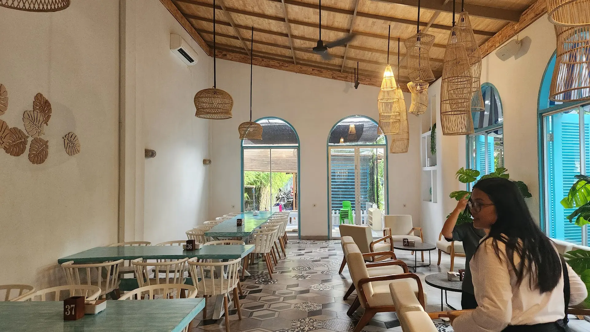 Foto-foto 1 jam, nunggu makanan 1 jam. Kafe Santorini versi Lokal di Medan ini, enaknya dipuji atau dikomplain ya? 5