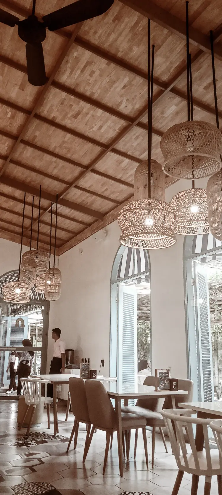 TROPICOLLO cafe & eatery 10